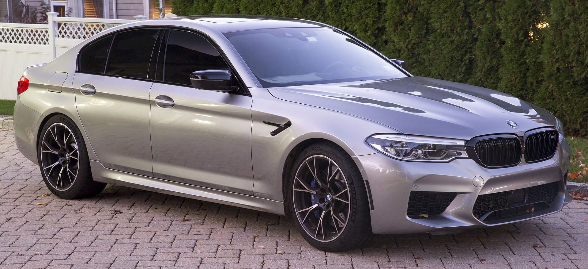 ​BMW представила специальную версию спортивного бизнес-седана M5 Competition пятого поколения